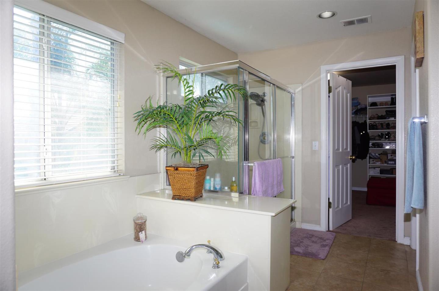 Detail Gallery Image 15 of 22 For 9402 Rodeo Dr, Gilroy,  CA 95020 - 6 Beds | 2/1 Baths