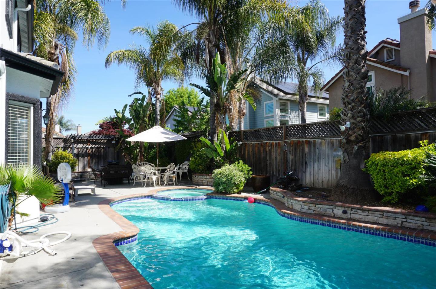 Detail Gallery Image 18 of 22 For 9402 Rodeo Dr, Gilroy,  CA 95020 - 6 Beds | 2/1 Baths