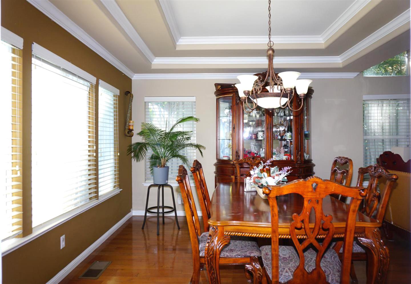 Detail Gallery Image 4 of 22 For 9402 Rodeo Dr, Gilroy,  CA 95020 - 6 Beds | 2/1 Baths