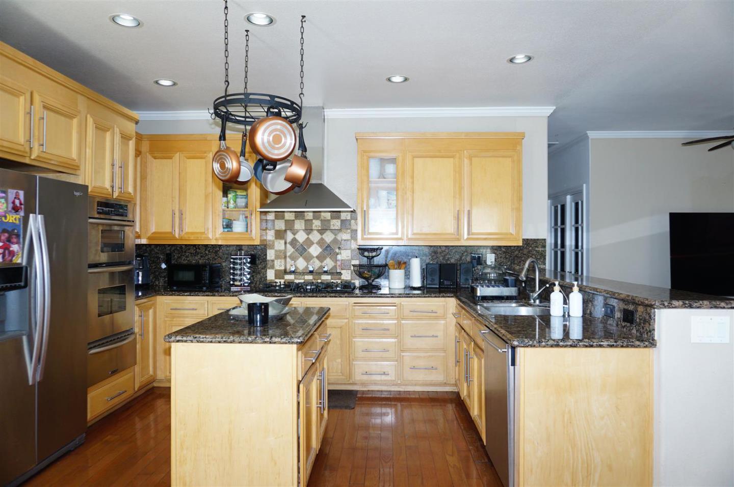 Detail Gallery Image 7 of 22 For 9402 Rodeo Dr, Gilroy,  CA 95020 - 6 Beds | 2/1 Baths