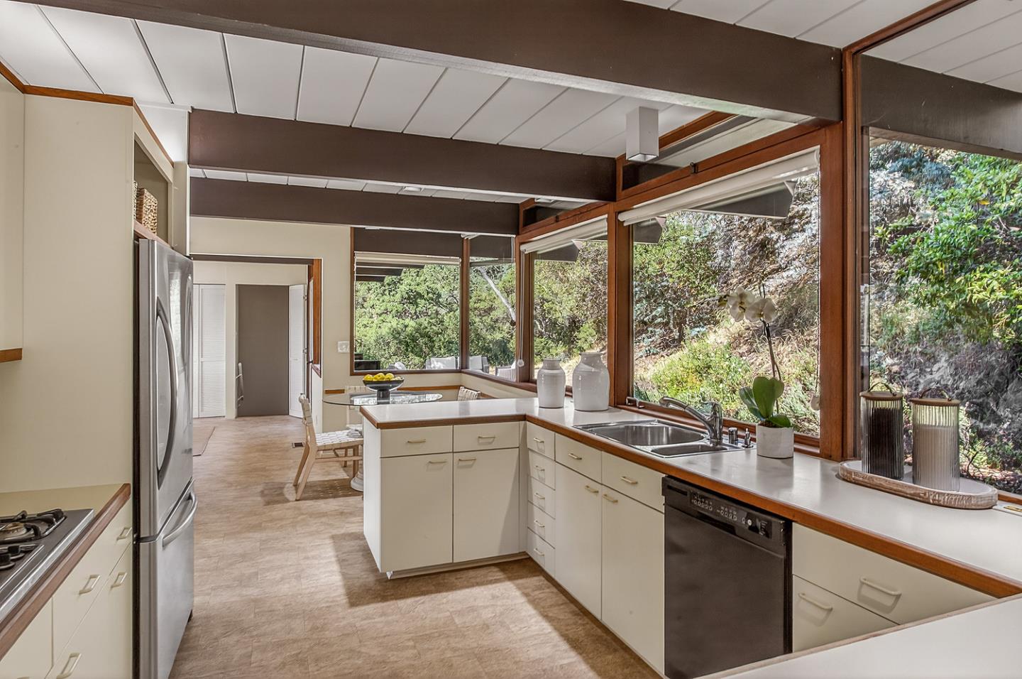 Detail Gallery Image 14 of 43 For 25 Cordova Ct, Portola Valley,  CA 94028 - 3 Beds | 3 Baths