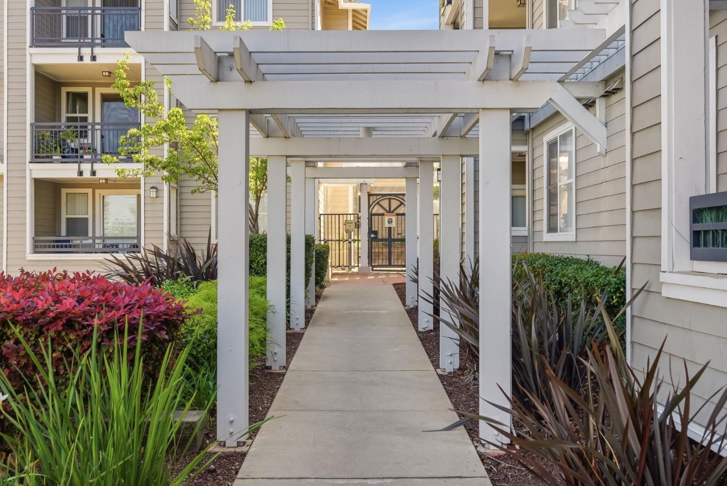 Detail Gallery Image 4 of 37 For 1982 W Bayshore Rd #310,  East Palo Alto,  CA 94303 - 1 Beds | 1 Baths