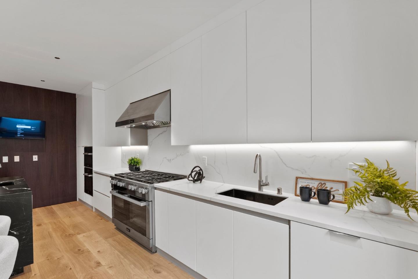 Detail Gallery Image 14 of 68 For 618 Tennyson Ave, Palo Alto,  CA 94301 - 5 Beds | 5/2 Baths