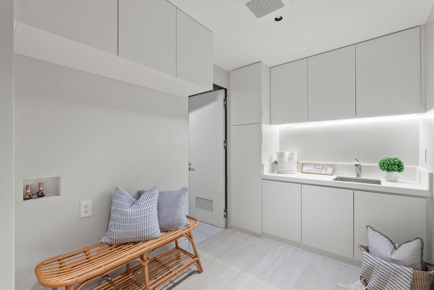 Detail Gallery Image 27 of 68 For 618 Tennyson Ave, Palo Alto,  CA 94301 - 5 Beds | 5/2 Baths