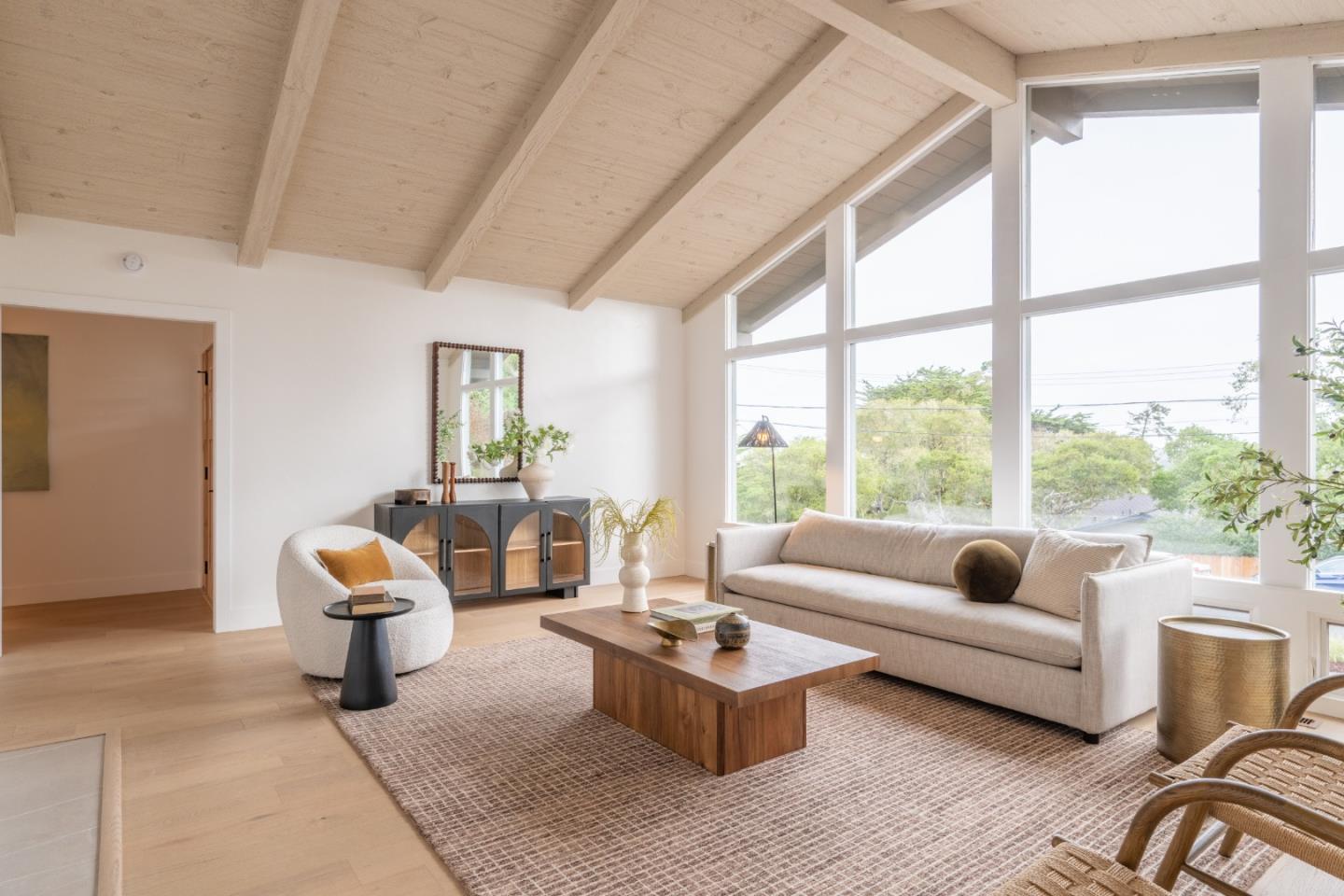 Detail Gallery Image 3 of 31 For 1121 Circle Rd, Pebble Beach,  CA 93953 - 3 Beds | 2/1 Baths