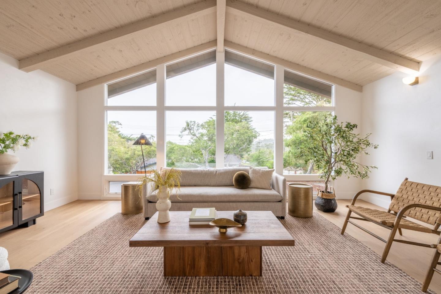 Detail Gallery Image 4 of 31 For 1121 Circle Rd, Pebble Beach,  CA 93953 - 3 Beds | 2/1 Baths