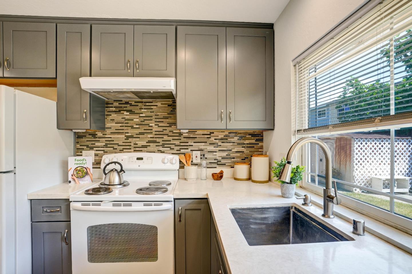 Detail Gallery Image 4 of 16 For 1242 Bacchus Ave, San Jose,  CA 95122 - 4 Beds | 2/1 Baths