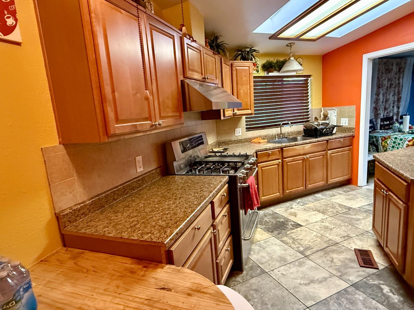 Detail Gallery Image 4 of 28 For 2200 Sutter Ave, San Pablo,  CA 94806 - 5 Beds | 3 Baths