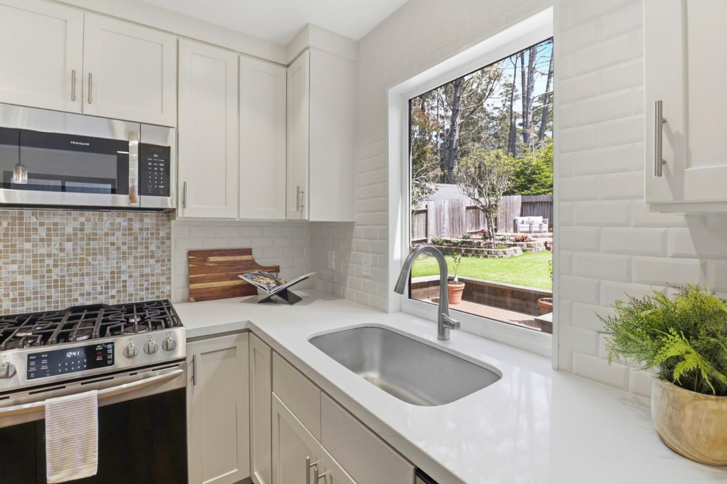 Detail Gallery Image 13 of 51 For 1121 Date St, Montara,  CA 94037 - 3 Beds | 2/1 Baths