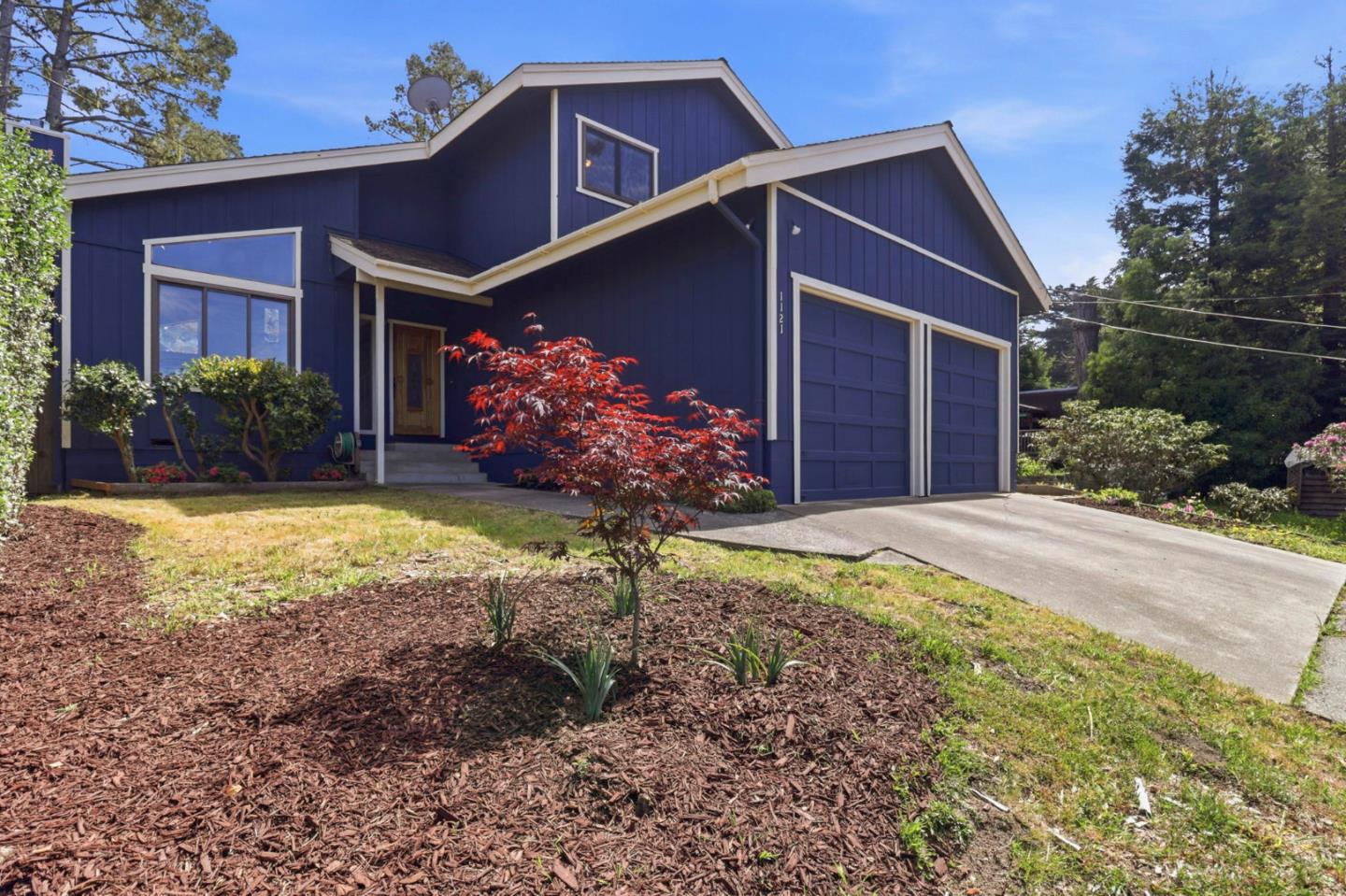 Detail Gallery Image 2 of 51 For 1121 Date St, Montara,  CA 94037 - 3 Beds | 2/1 Baths