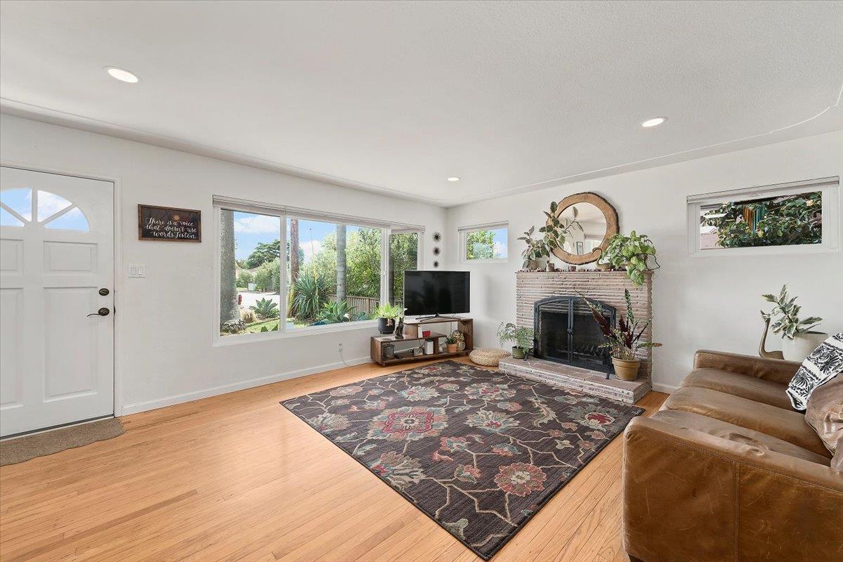 Detail Gallery Image 4 of 24 For Gladys Ave, Santa Cruz,  CA 95062 - 2 Beds | 1 Baths