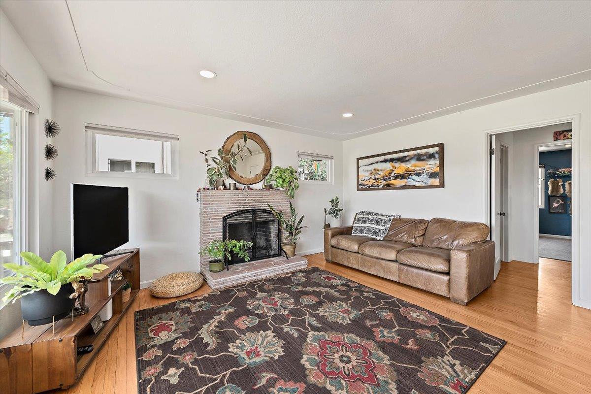 Detail Gallery Image 5 of 24 For Gladys Ave, Santa Cruz,  CA 95062 - 2 Beds | 1 Baths