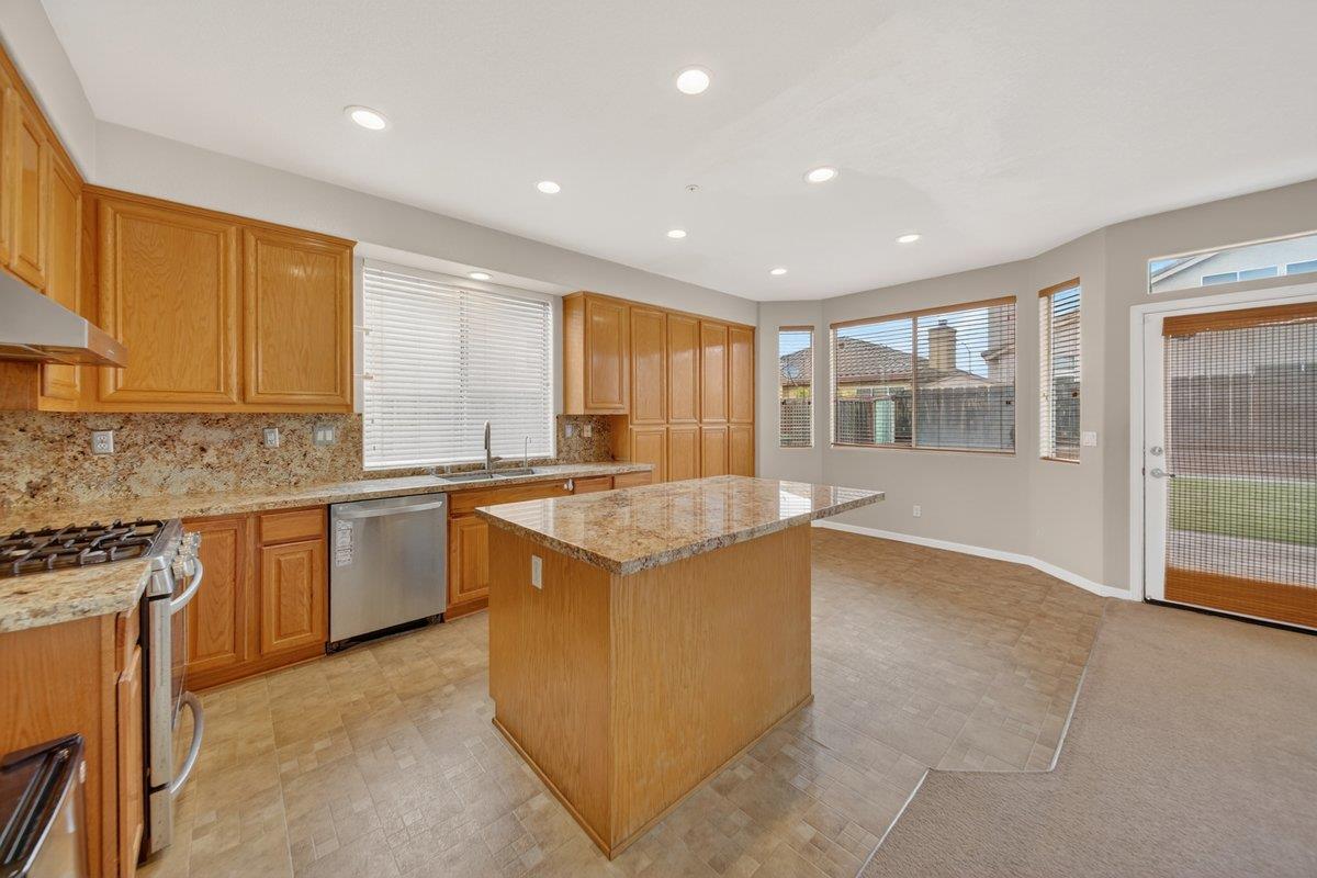 Detail Gallery Image 11 of 49 For Riesling Way, Salinas,  CA 93906 - 3 Beds | 3 Baths