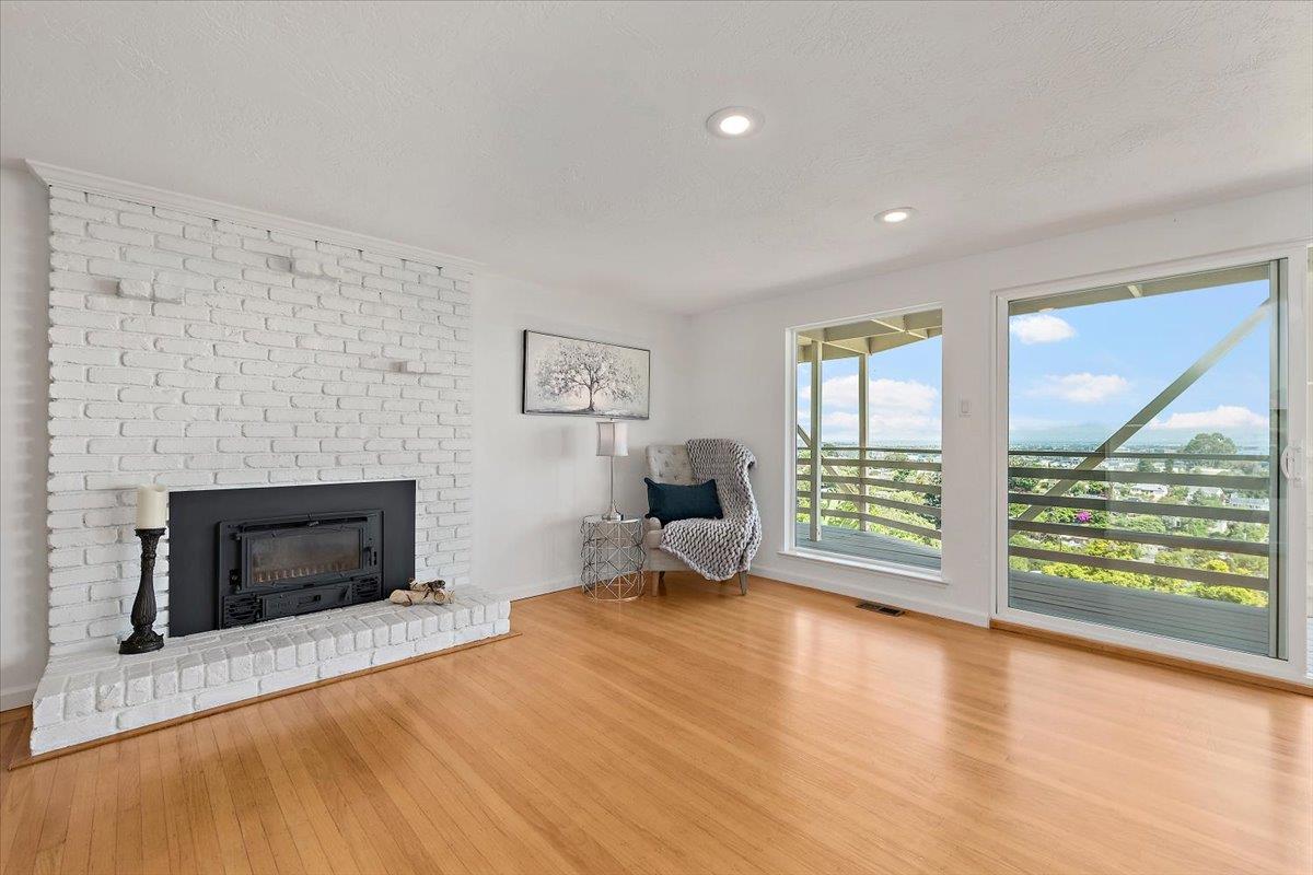 Detail Gallery Image 10 of 43 For 205 Hillcrest Rd, San Carlos,  CA 94070 - 5 Beds | 3 Baths