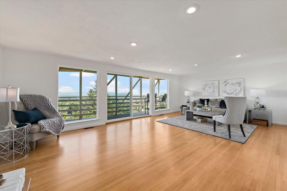 Detail Gallery Image 11 of 43 For 205 Hillcrest Rd, San Carlos,  CA 94070 - 5 Beds | 3 Baths