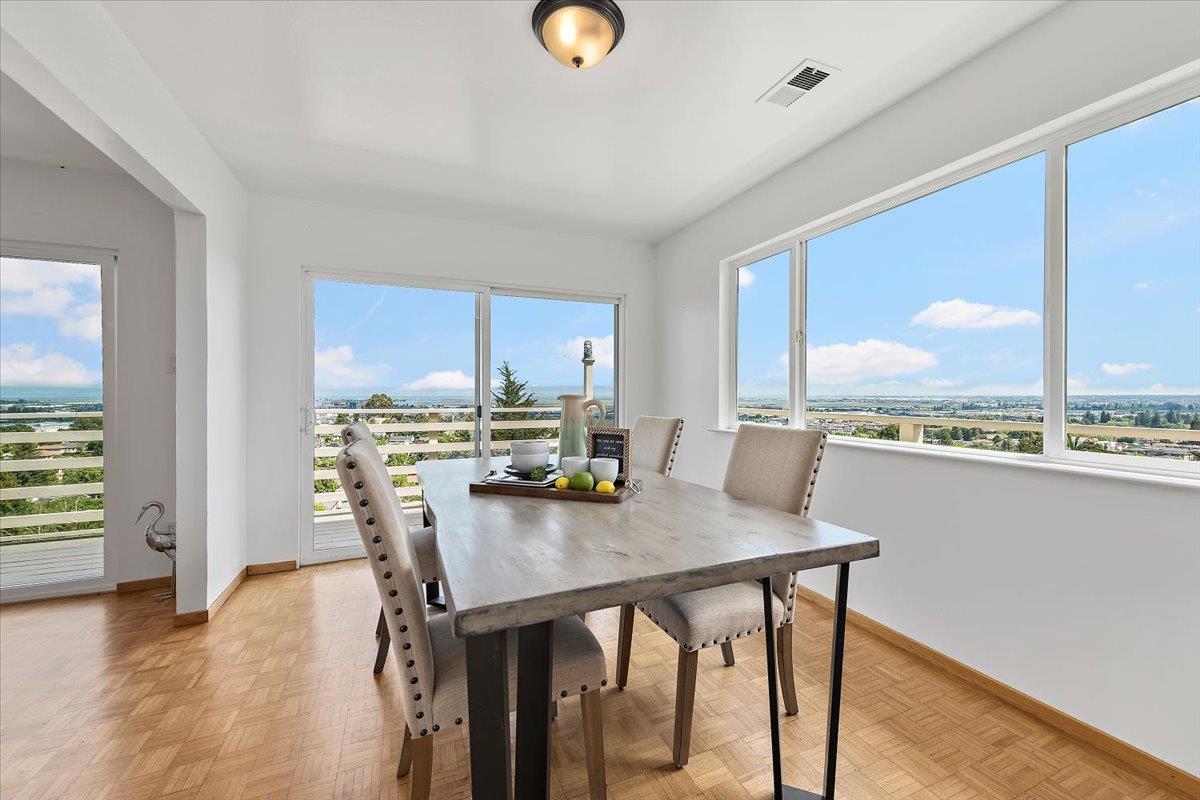 Detail Gallery Image 13 of 43 For 205 Hillcrest Rd, San Carlos,  CA 94070 - 5 Beds | 3 Baths