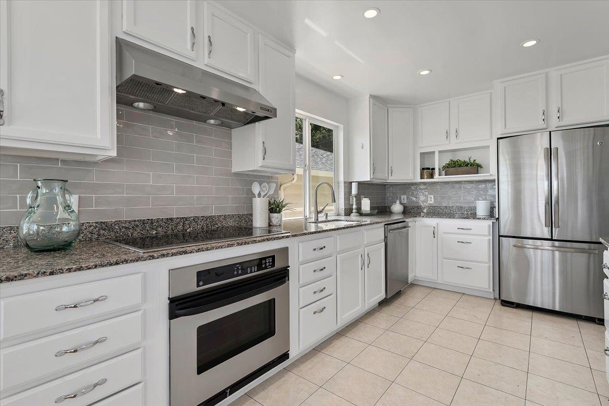 Detail Gallery Image 16 of 43 For 205 Hillcrest Rd, San Carlos,  CA 94070 - 5 Beds | 3 Baths