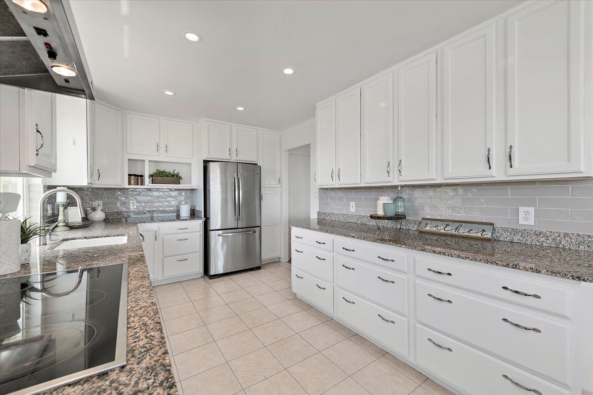 Detail Gallery Image 17 of 43 For 205 Hillcrest Rd, San Carlos,  CA 94070 - 5 Beds | 3 Baths