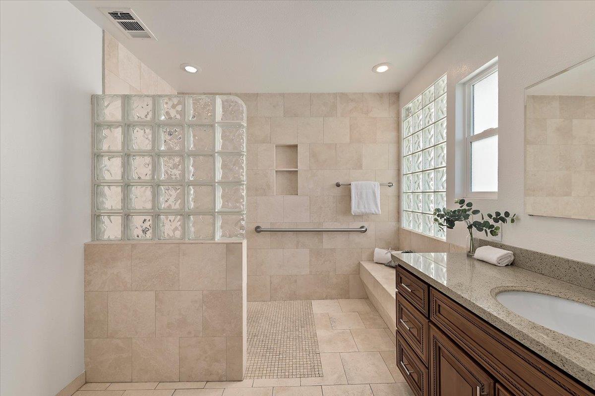 Detail Gallery Image 21 of 43 For 205 Hillcrest Rd, San Carlos,  CA 94070 - 5 Beds | 3 Baths