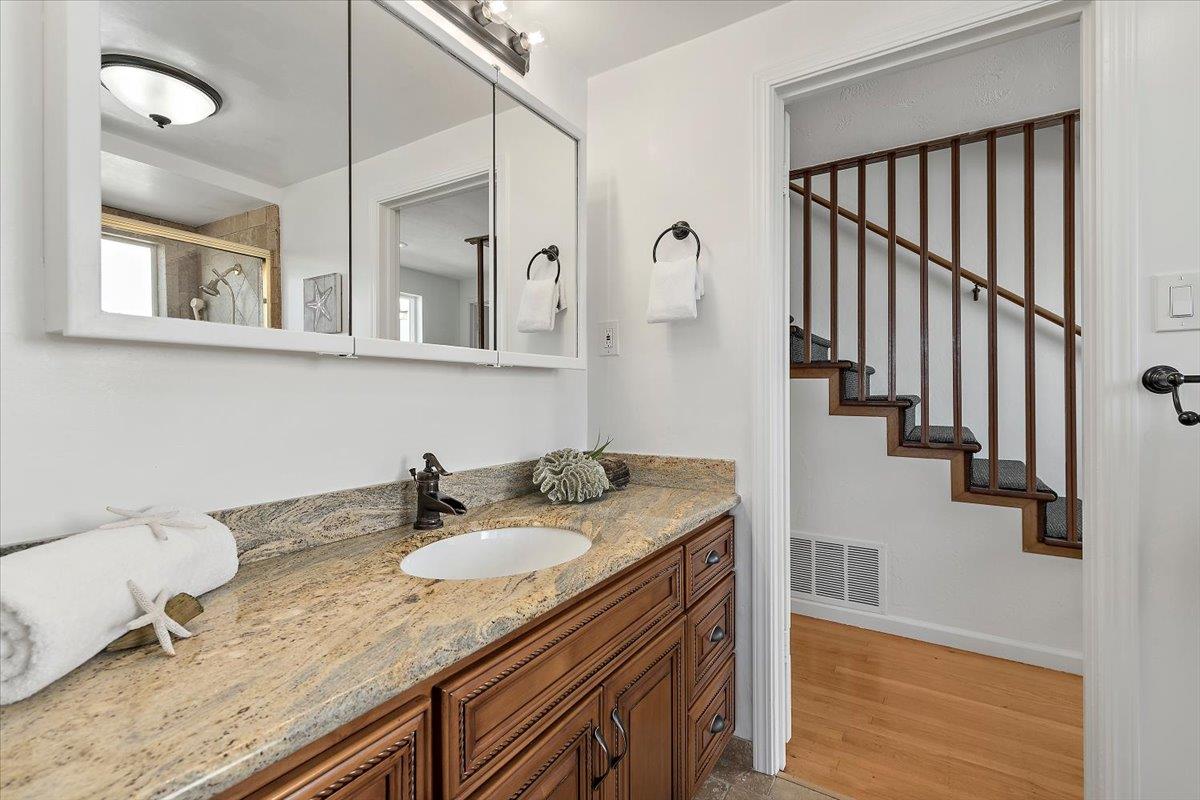 Detail Gallery Image 24 of 43 For 205 Hillcrest Rd, San Carlos,  CA 94070 - 5 Beds | 3 Baths