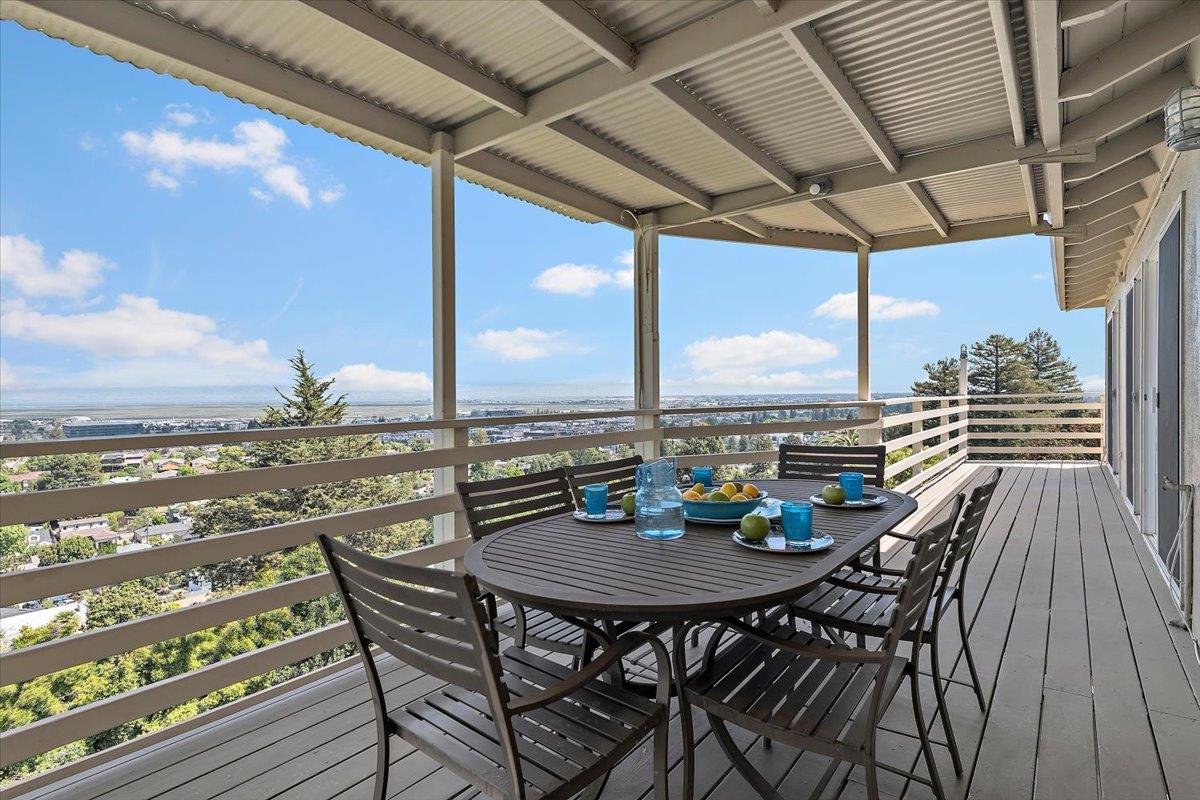 Detail Gallery Image 32 of 43 For 205 Hillcrest Rd, San Carlos,  CA 94070 - 5 Beds | 3 Baths