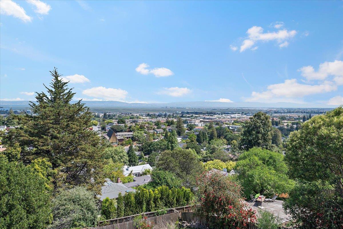 Detail Gallery Image 33 of 43 For 205 Hillcrest Rd, San Carlos,  CA 94070 - 5 Beds | 3 Baths