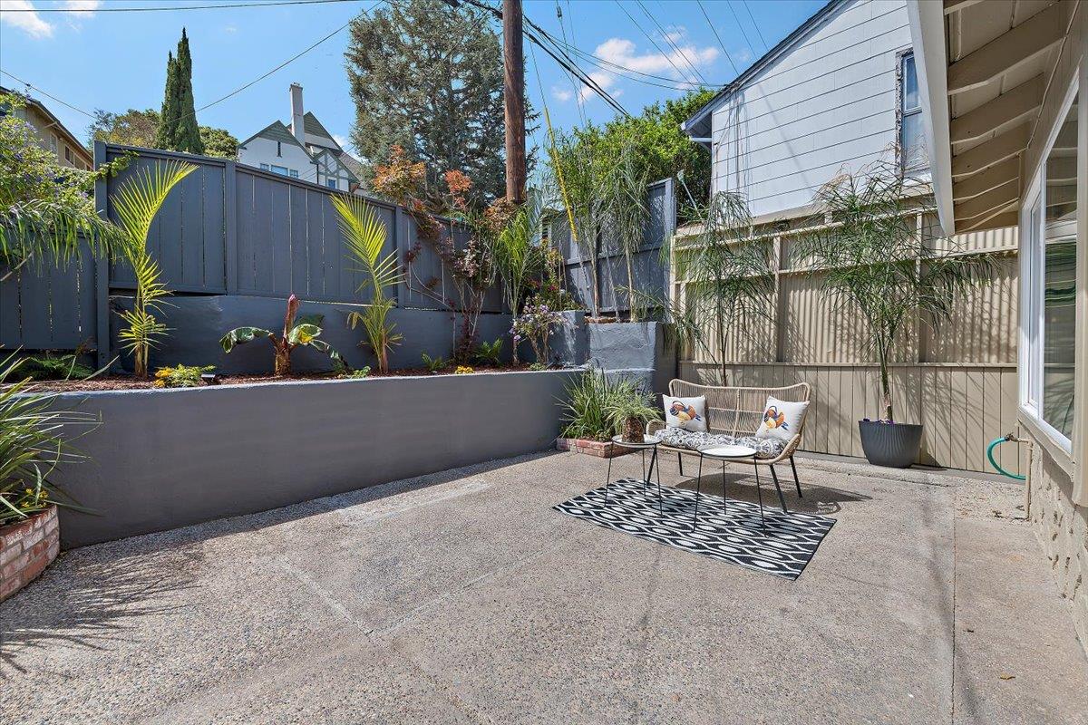 Detail Gallery Image 4 of 43 For 205 Hillcrest Rd, San Carlos,  CA 94070 - 5 Beds | 3 Baths