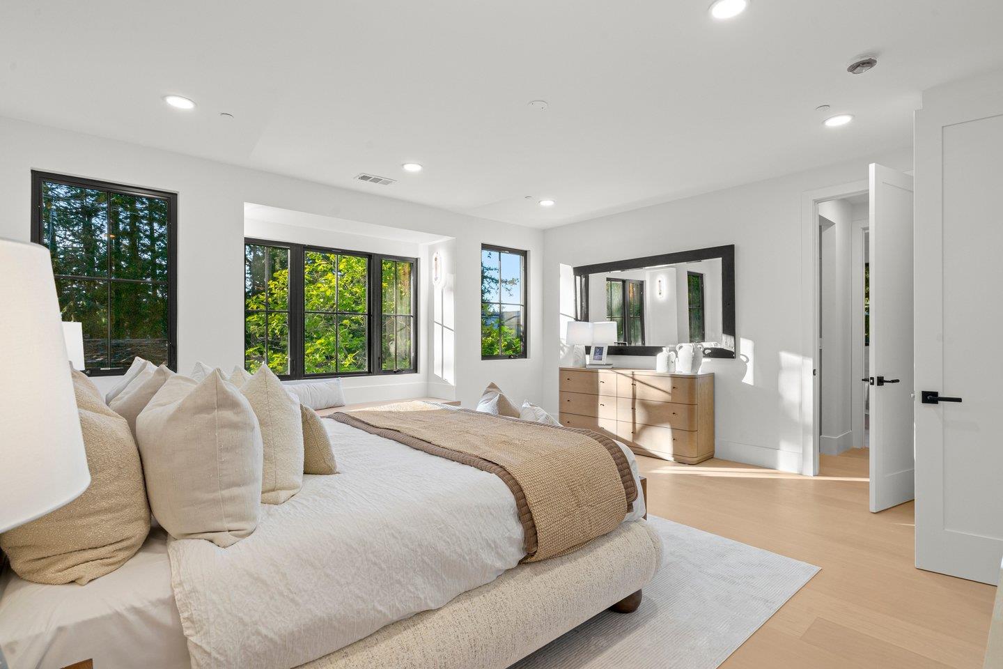 Detail Gallery Image 31 of 51 For 15 San Juan Ave, Menlo Park,  CA 94025 - 5 Beds | 5 Baths