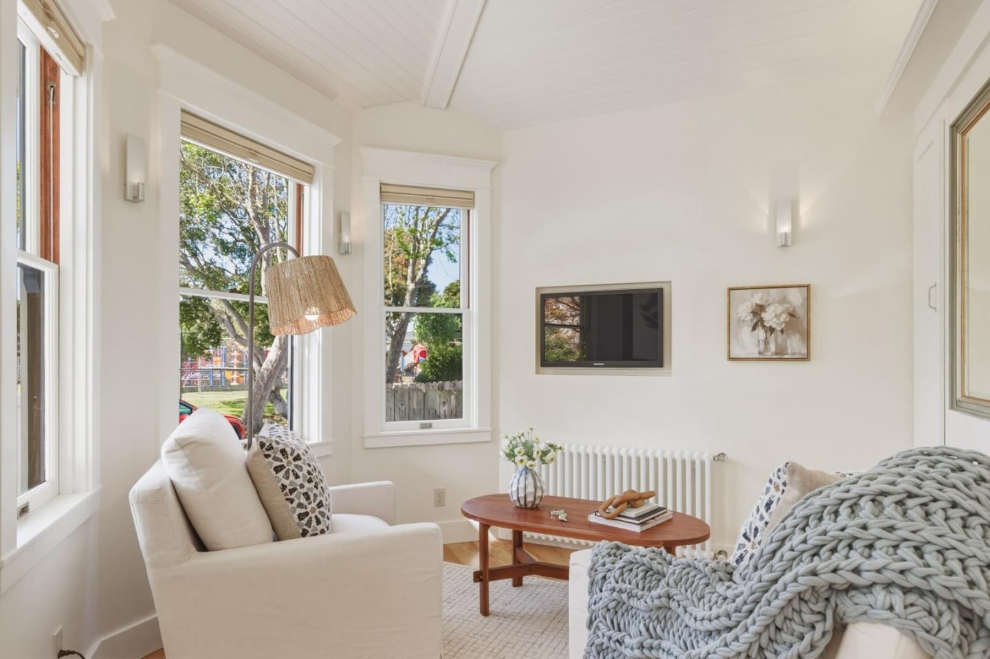 Detail Gallery Image 4 of 25 For 141 Caledonia Ave, Pacific Grove,  CA 93950 - 1 Beds | 1 Baths