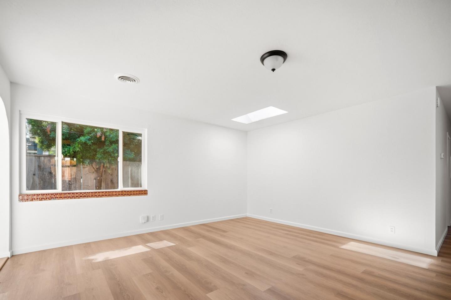 Detail Gallery Image 4 of 20 For 1114 Miles Ave, Pacific Grove,  CA 93950 - 3 Beds | 1/1 Baths