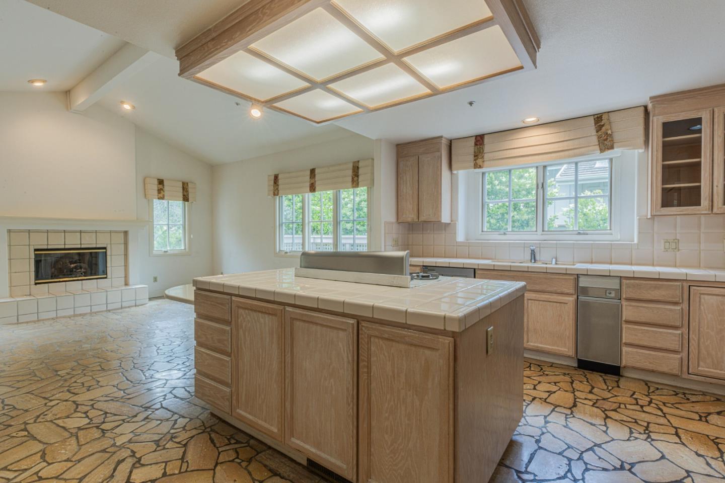 Detail Gallery Image 13 of 38 For 25683 Meadowview Ct, Salinas,  CA 93908 - 3 Beds | 3 Baths