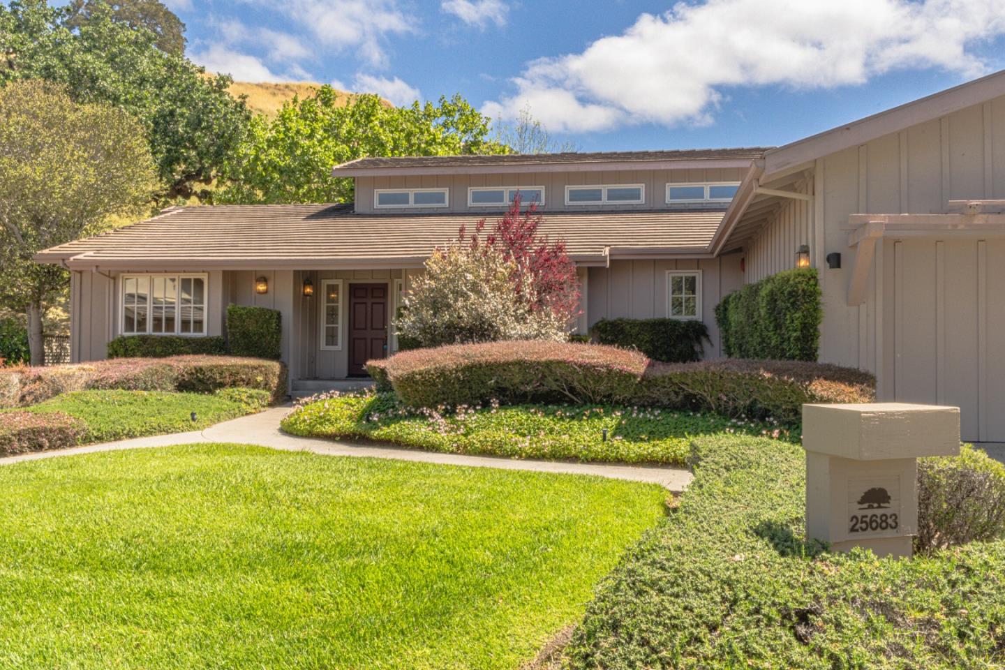 Detail Gallery Image 3 of 38 For 25683 Meadowview Ct, Salinas,  CA 93908 - 3 Beds | 3 Baths