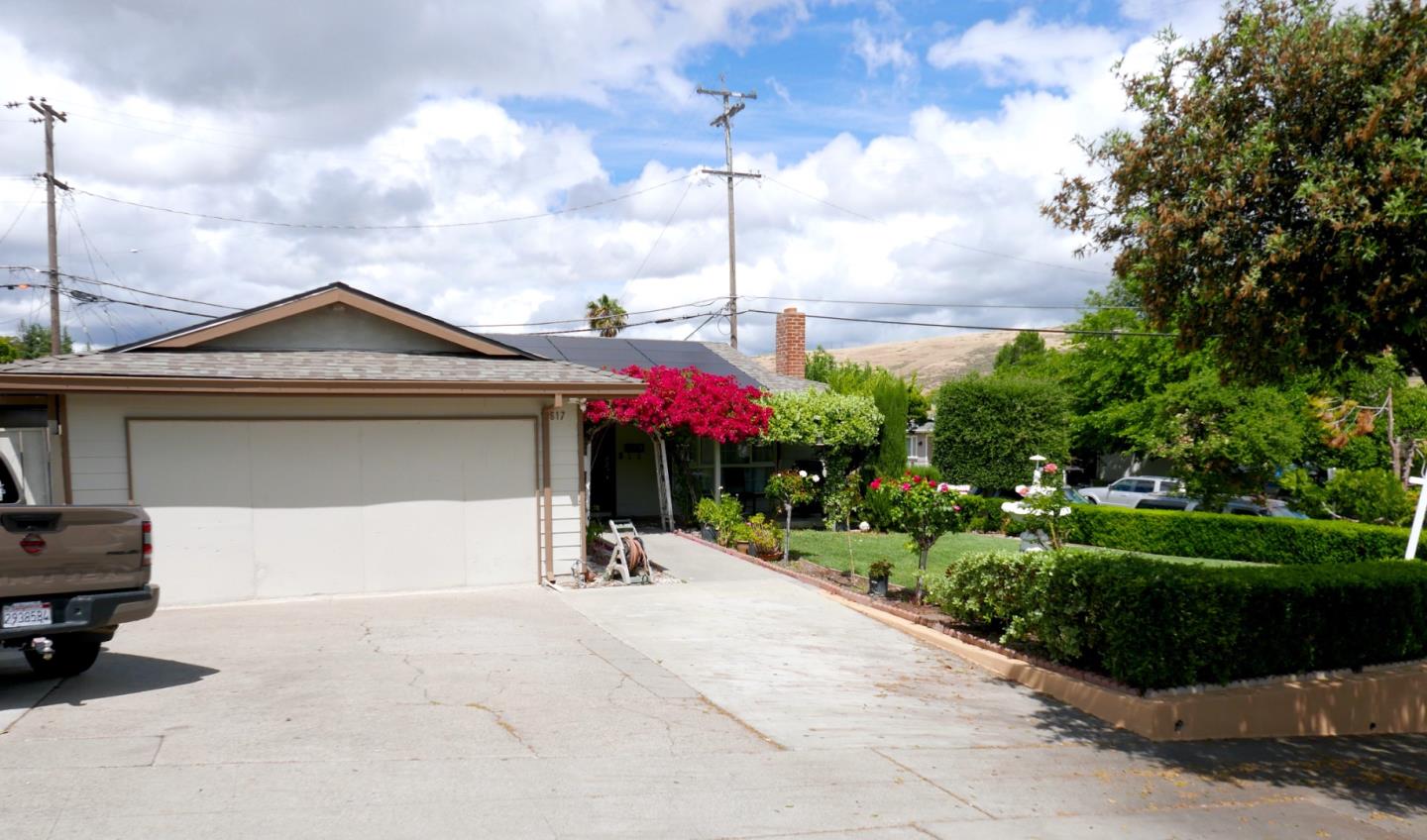 Detail Gallery Image 3 of 41 For 617 Savstrom Way, San Jose,  CA 95111 - 3 Beds | 2 Baths