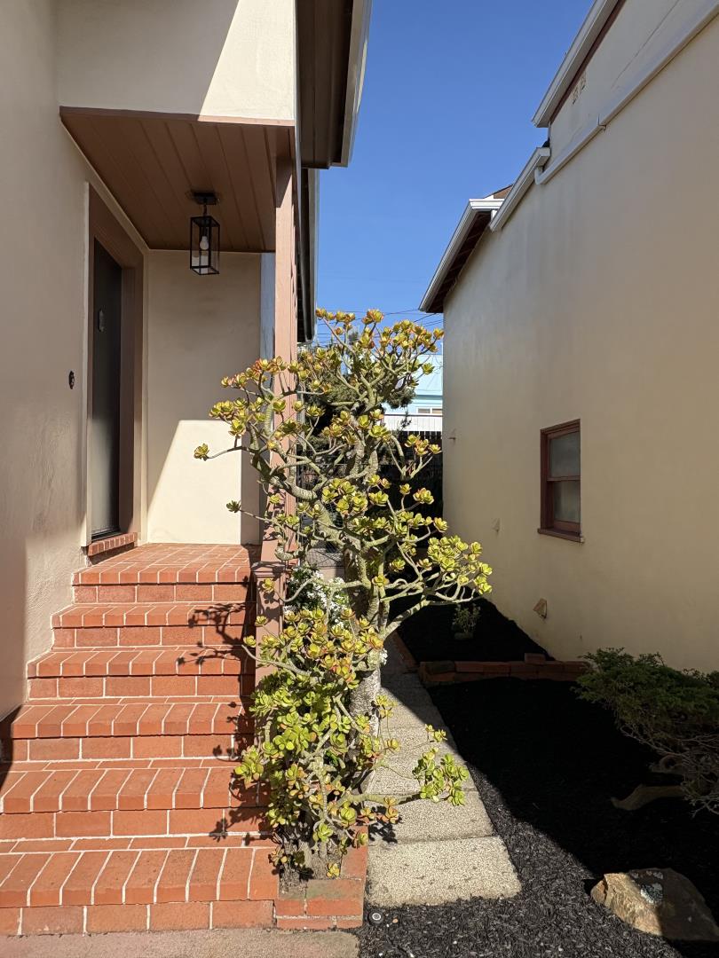 Detail Gallery Image 4 of 61 For 42 Lake Forest Dr, Daly City,  CA 94015 - 2 Beds | 1 Baths