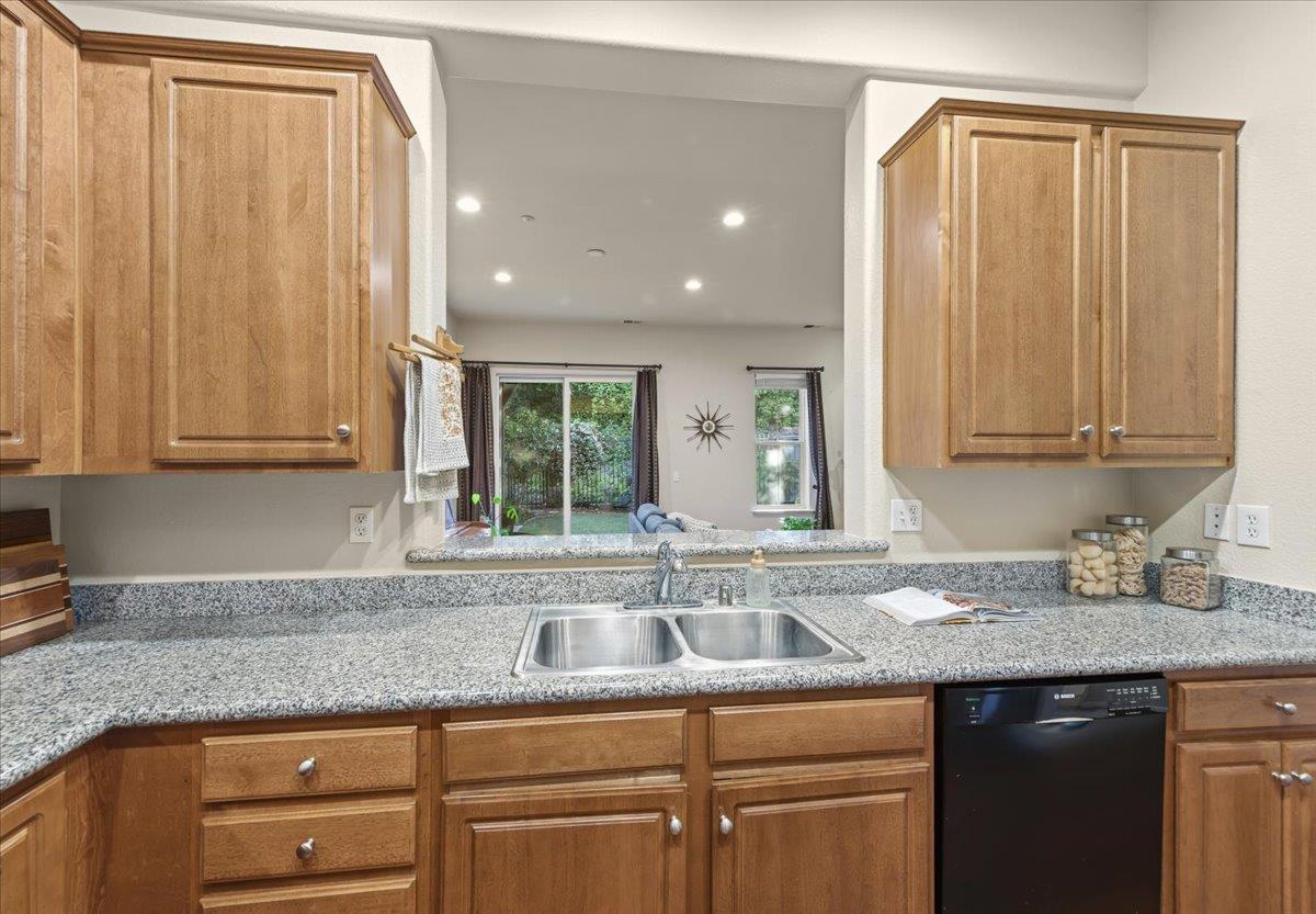Detail Gallery Image 5 of 45 For 6 Flora Ln, Scotts Valley,  CA 95066 - 3 Beds | 2/1 Baths