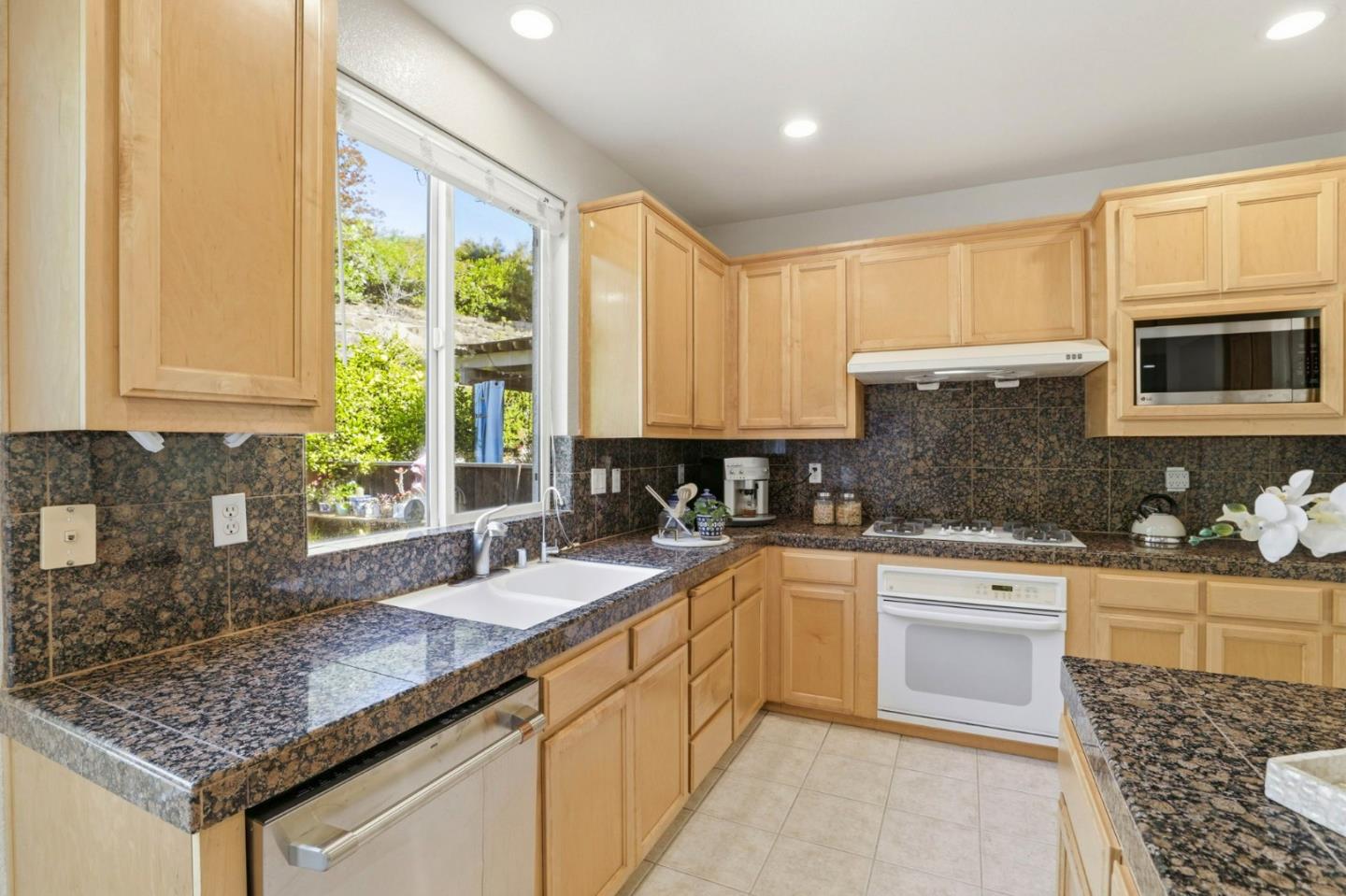 Detail Gallery Image 11 of 42 For 880 Canoas Creek Cir, San Jose,  CA 95136 - 4 Beds | 2/1 Baths