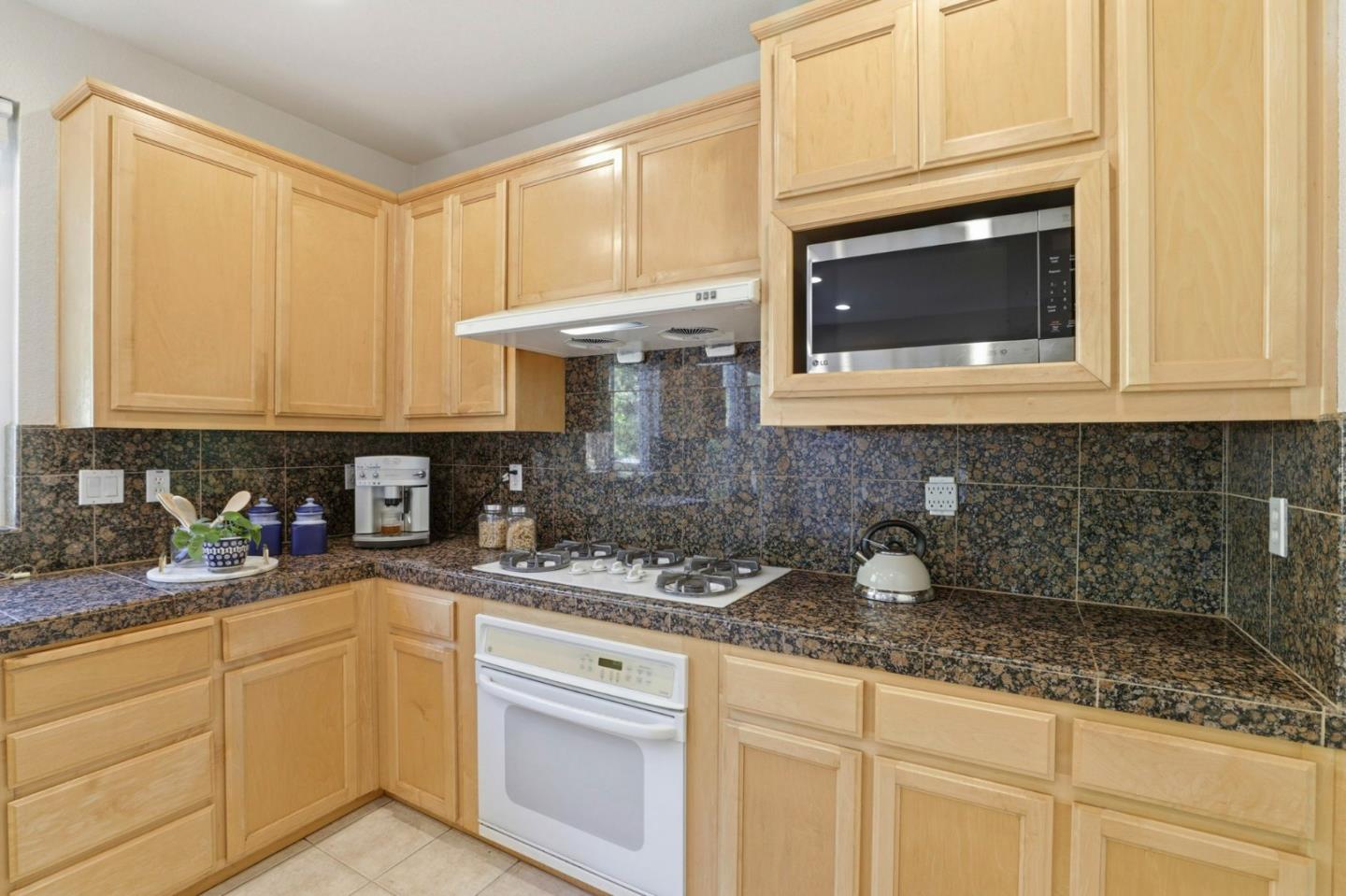 Detail Gallery Image 12 of 42 For 880 Canoas Creek Cir, San Jose,  CA 95136 - 4 Beds | 2/1 Baths