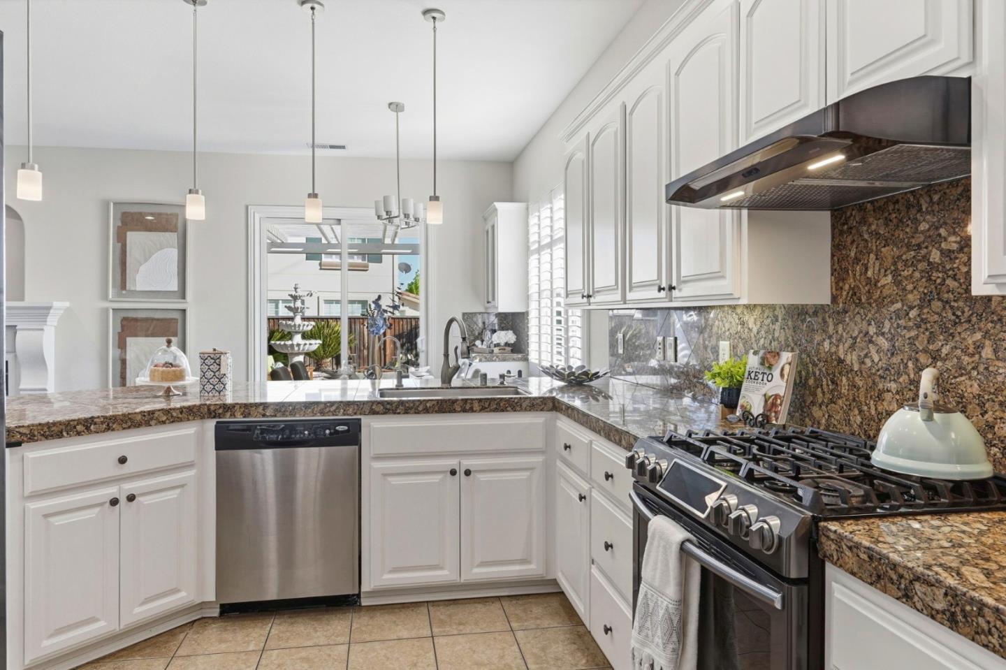 Detail Gallery Image 10 of 33 For 15425 La Rocca Pl, Morgan Hill,  CA 95037 - 4 Beds | 2/1 Baths