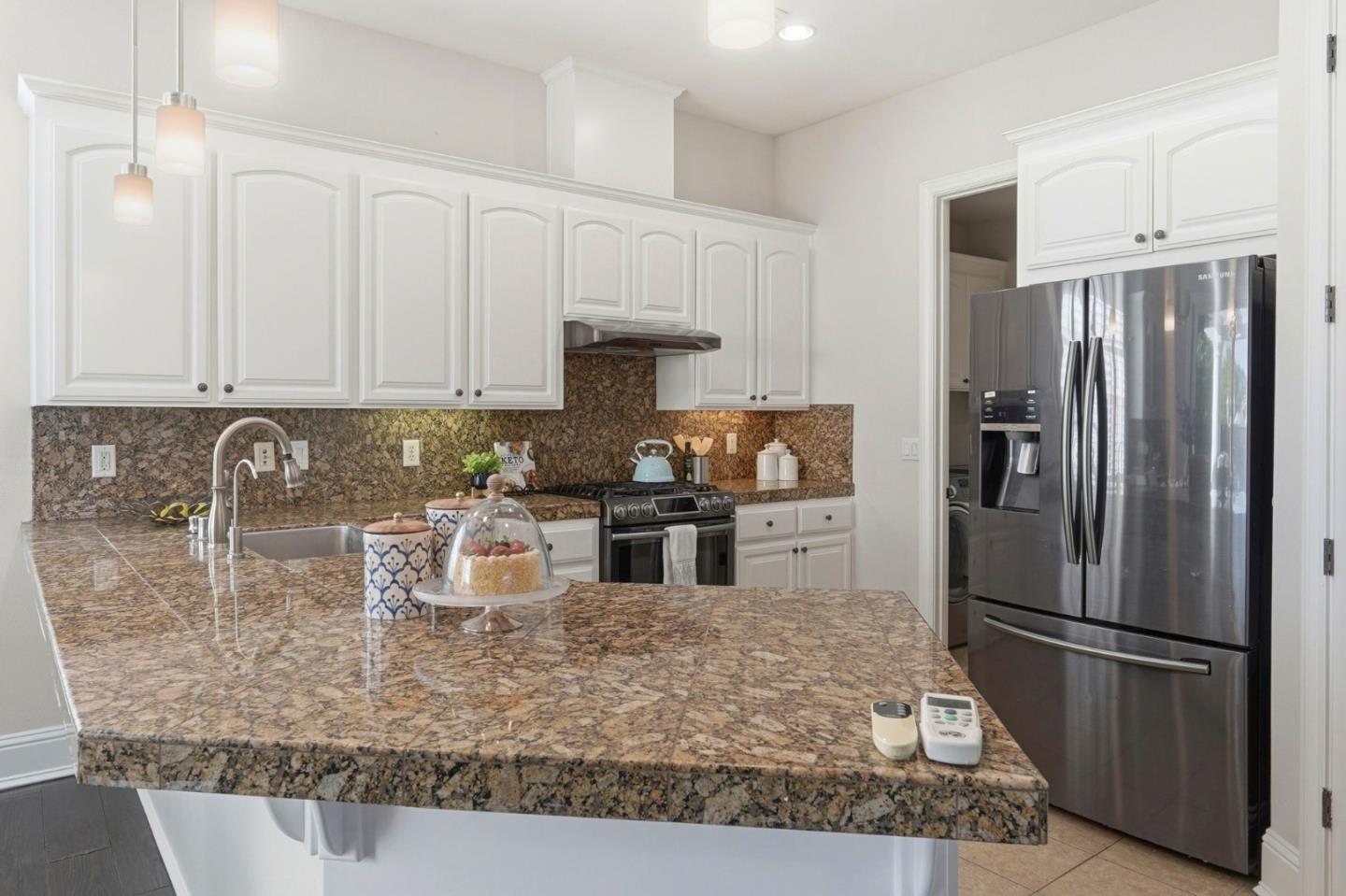 Detail Gallery Image 9 of 33 For 15425 La Rocca Pl, Morgan Hill,  CA 95037 - 4 Beds | 2/1 Baths