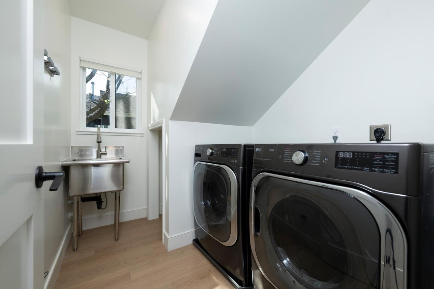 Detail Gallery Image 21 of 25 For Address Not Disclosed, San Carlos,  CA 94070 - 4 Beds | 2/1 Baths