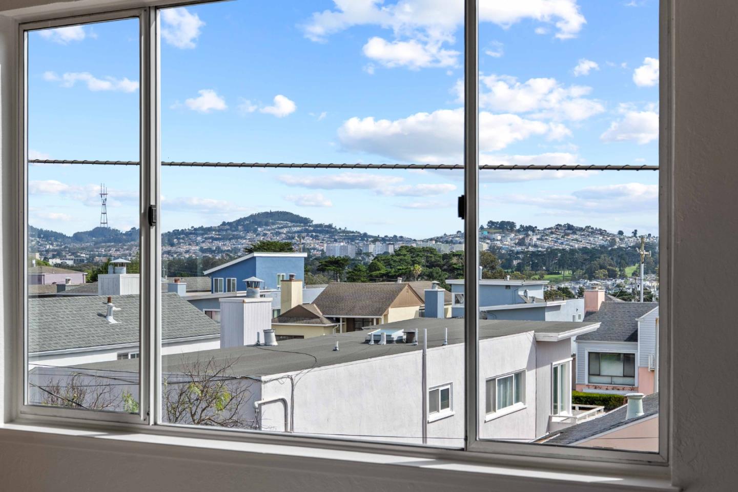 Detail Gallery Image 11 of 29 For 24 Westmont Dr, Daly City,  CA 94015 - 5 Beds | 2/1 Baths