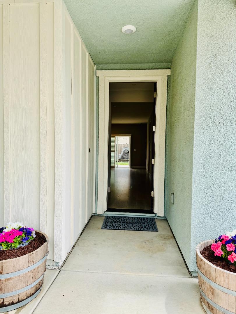 Detail Gallery Image 4 of 35 For 1946 Pollock Way, Lodi,  CA 95242 - 5 Beds | 3 Baths