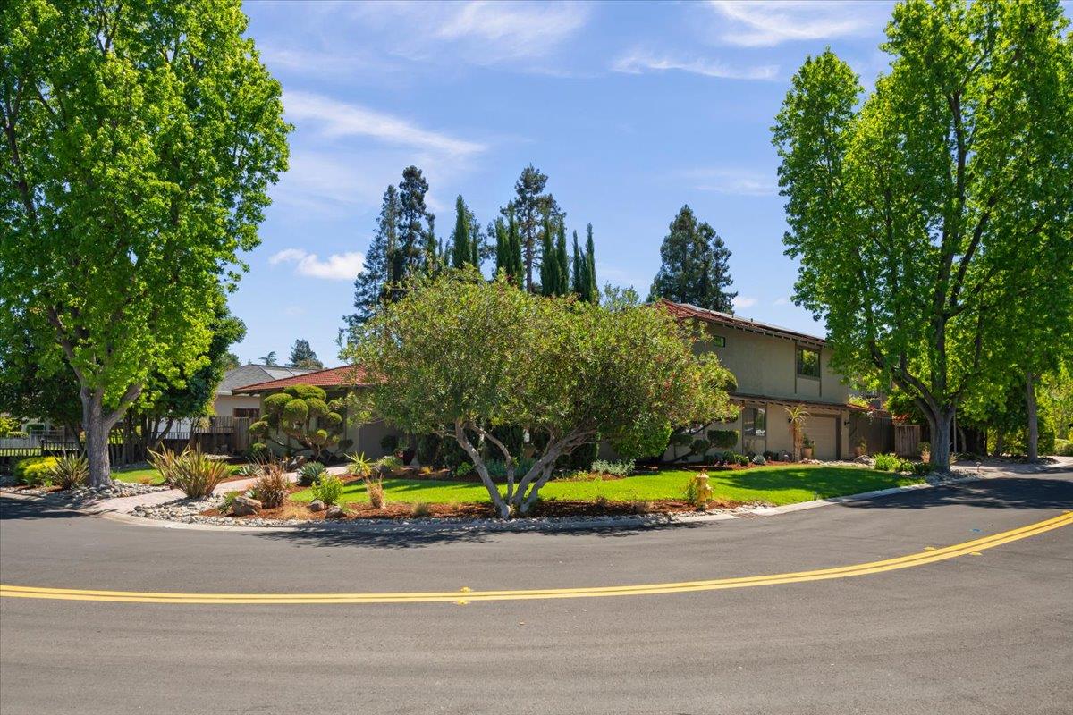 Detail Gallery Image 9 of 72 For 272 Belblossom Way, Los Gatos,  CA 95032 - 7 Beds | 3/1 Baths