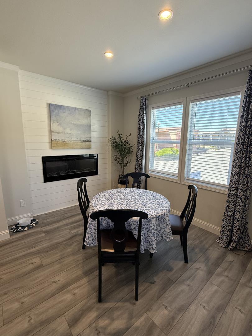 Detail Gallery Image 5 of 12 For 144 Holm Rd #112,  Watsonville,  CA 95076 - 3 Beds | 2 Baths