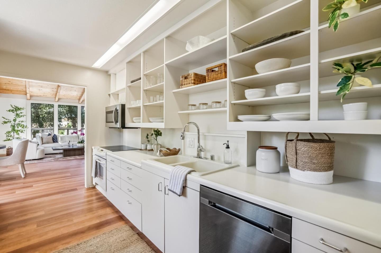 Detail Gallery Image 11 of 30 For 6 Wyndemere Vale, Monterey,  CA 93940 - 4 Beds | 3/1 Baths