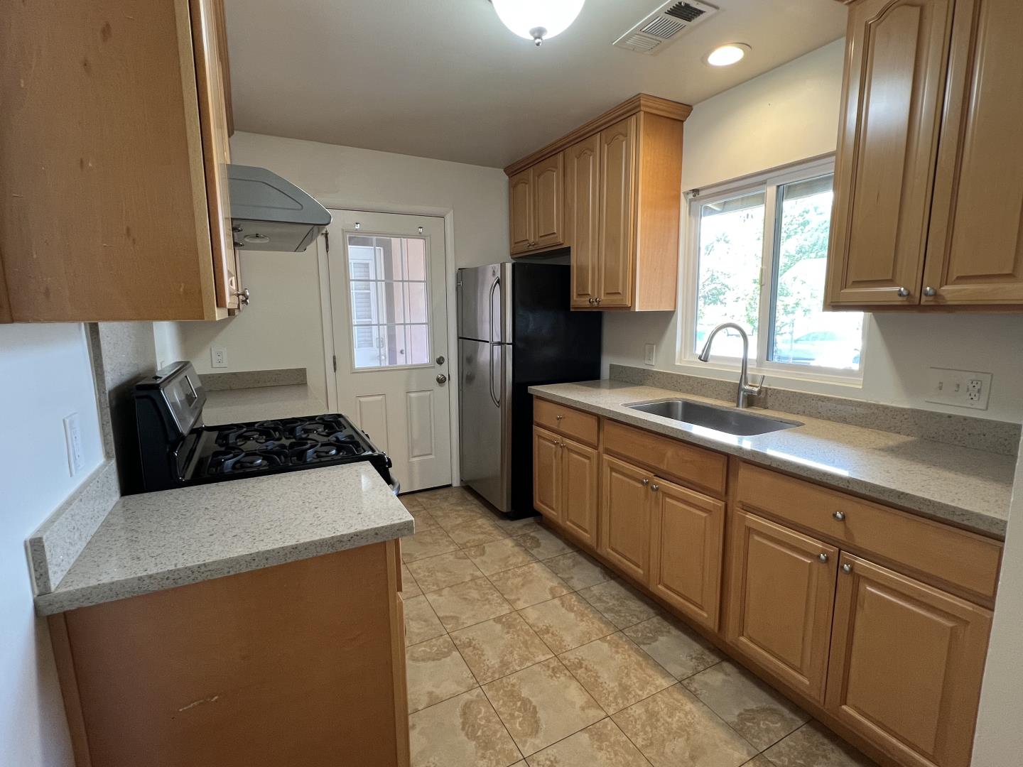 Detail Gallery Image 3 of 10 For 1110 Oliver St, Redwood City,  CA 94061 - 2 Beds | 1 Baths