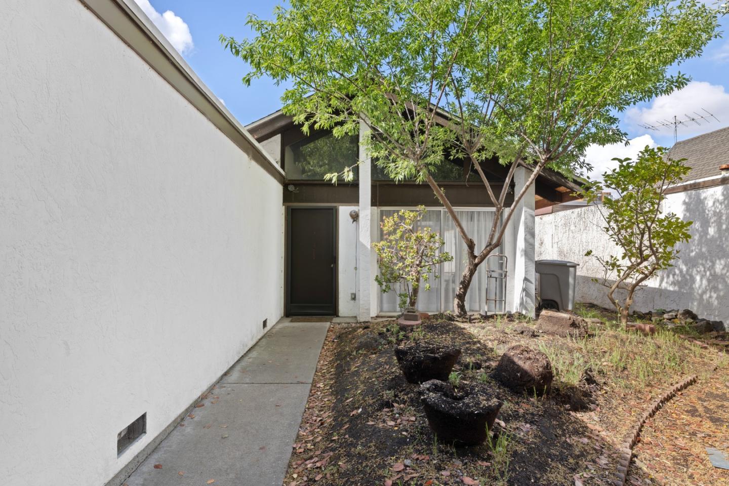 Detail Gallery Image 2 of 16 For 1022 E Evelyn Ave, Sunnyvale,  CA 94086 - 3 Beds | 2 Baths