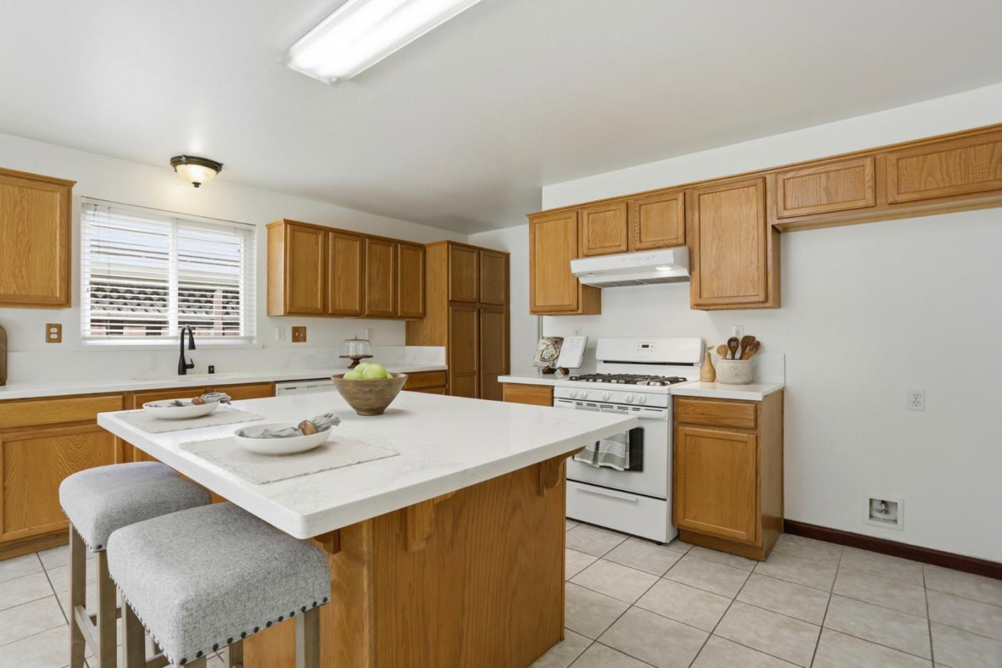 Detail Gallery Image 10 of 31 For 2592 Glenview Dr, Hollister,  CA 95023 - 4 Beds | 2/1 Baths