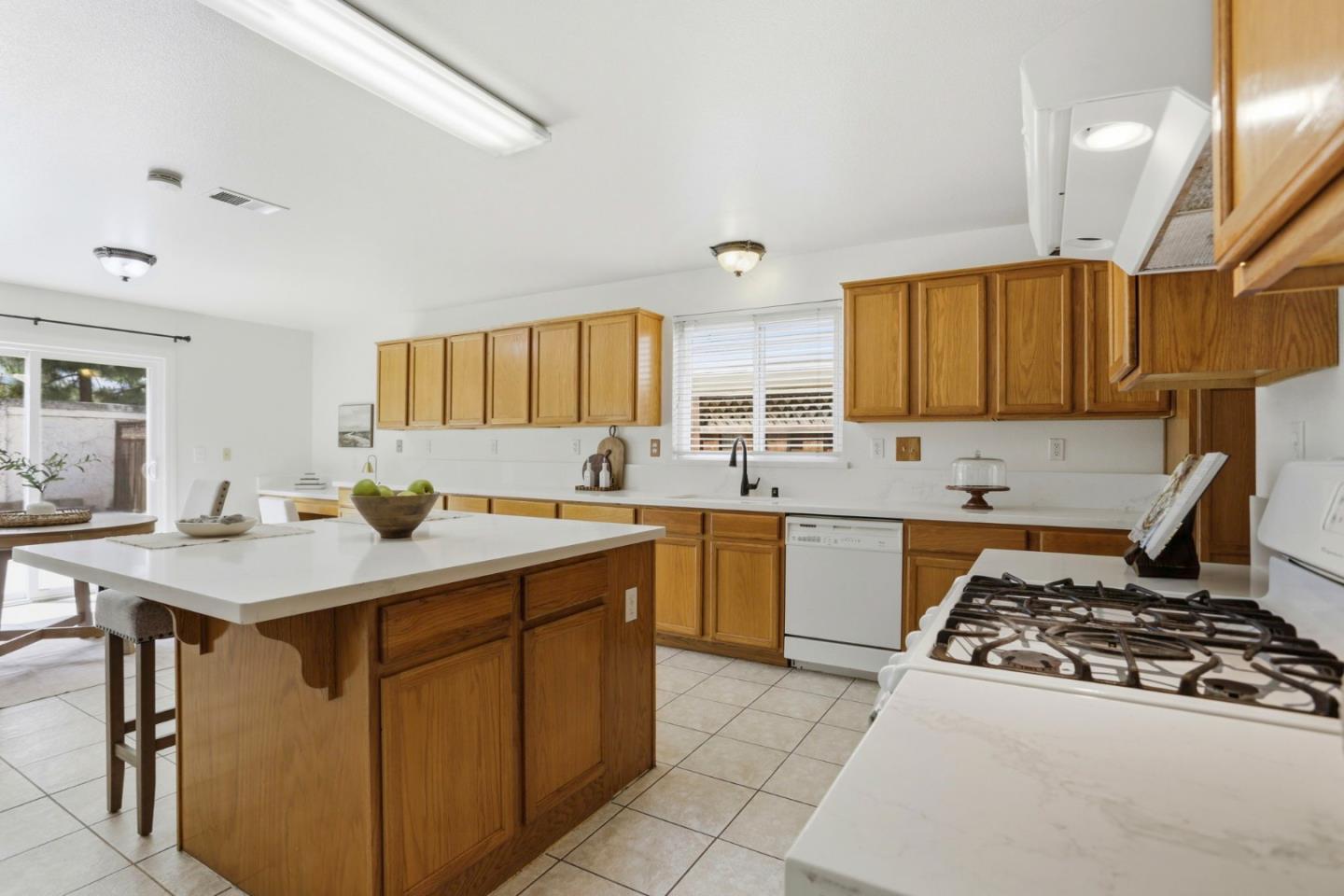 Detail Gallery Image 11 of 31 For 2592 Glenview Dr, Hollister,  CA 95023 - 4 Beds | 2/1 Baths