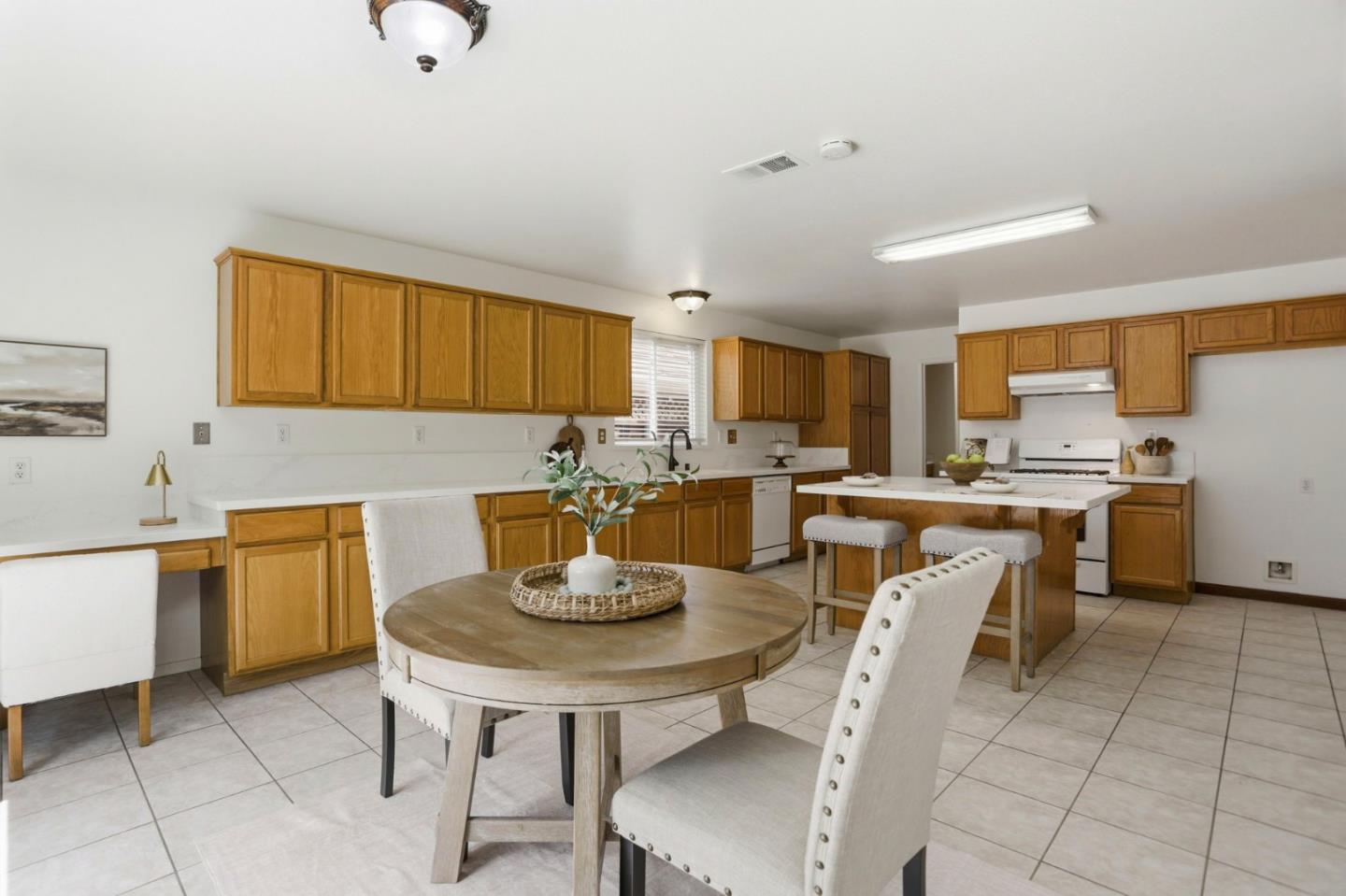 Detail Gallery Image 13 of 31 For 2592 Glenview Dr, Hollister,  CA 95023 - 4 Beds | 2/1 Baths